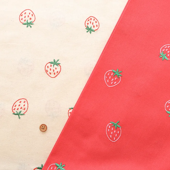 中国製　コットンシーチング刺繍生地　イチゴ